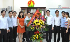 Tổng Biên tập báo Tiền Phong , nhà báo Lê Xuân Sơn tặng hoa chúc mừng cán bộ, chuyên viên Hội đồng Đội T.Ư.