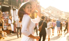 Các thí sinh khoe sắc tại phố cổ Hội An. Ảnh: Julia Wedding