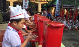 Các em học sinh tham gia rửa tay sạch với xà phòng tại lễ phát động