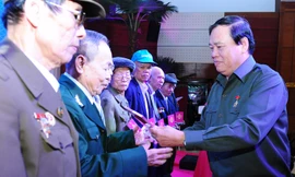 Chủ tịch Hội cựu TNXP Việt Nam Vũ Trọng Kim trao tặng biểu trưng cờ truyền thống cho các ban liên lạc đường 12B