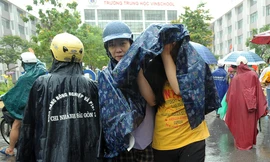 Phụ huynh dầm mưa đợi con, sĩ tử chân trần đội Atlat rời phòng thi