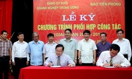 Tổng Biên tập báo Tiền Phong Lê Xuân Sơn và Trưởng Ban Tuyên giáo Đảng ủy khối DN Trung ươngTrần Văn Khê ký kết Chương trình phối hợp công tác (ảnh: Xuân Tùng) 