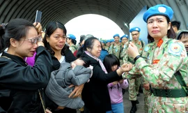 Giờ phút bịn rịn chia tay. Ảnh: Xuân Tùng