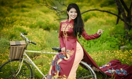 Thí sinh iMiss Thăng Long khoe dáng giữa rừng hoa