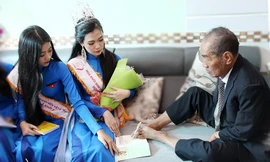 Thầy giáo Nguyễn Ngọc Ký đề tặng sách tặng các thí sinh Top 5 Hoa khôi Sinh viên Việt Nam 2017