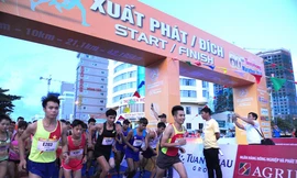 Tiền Phong Marathon 2019: Tranh đua quyết liệt từ tinh mơ