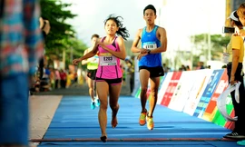 Nhiều động viên chạy chân trần trên đường đua. Ảnh: Tường Kha