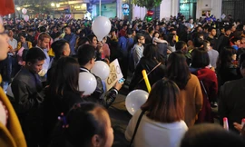 Hà Nội: 'Bóng cười' xuống phố đêm giao thừa 