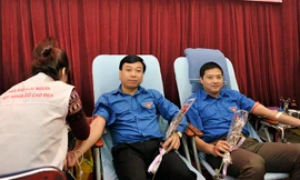 Anh Nguyễn Văn Mạnh - Bí thư Tỉnh Đoàn Vĩnh Phúc hiến máu tại chương trình
