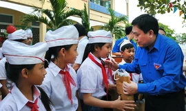 Anh Nguyễn Mạnh Dũng- Bí thư thường trực T.Ư Đoàn tặng quà, động viên học sinh Trường THCS Kỳ Ninh, thị xã Kỳ Anh