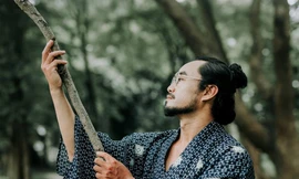 Giáo viên cho sinh viên diễn kịch, hát bài tập về nhà