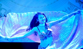 Nữ sinh thanh lịch ĐHQG diễn võ, múa bụng