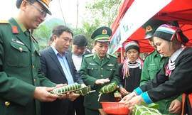 Thiếu tướng Đỗ Danh Vượng – Bí thư Đảng uỷ, Chính ủy BĐBP, Phó Bí thư tỉnh uỷ Hà Giang Nguyễn Mạnh Dũng, Trưởng ban Thanh niên Quân đội Đinh Quốc Hùng tham quan các gian hàng thi gói bánh chưng trong ngày hội