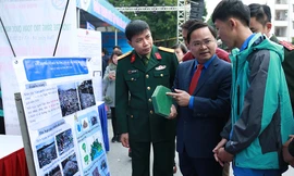 Bí thư thường trực T.Ư Đoàn Nguyễn Anh Tuấn tham guan các gian hàng tại triển lãm