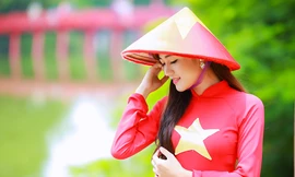 Nữ sinh khoe nét đẹp với áo dài 'Tôi yêu Tổ quốc tôi'