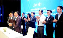 Bí thư thường trực T.Ư Đoàn, Chủ tịch T.Ư Hội LHTN Việt Nam Nguyễn Anh Tuấn và các đại biểu chứng kiến và chúc mừng lễ ký kết giữa các đơn vị