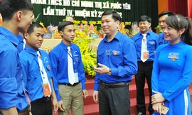 Bí thư T.Ư Đoàn, Chủ tịch Hội đồng Đội T.Ư Nguyễn Long Hải trao đổi với các đại biểu Đại hội Đoàn Thị xã Phúc Yên lần thứ IV ảnh: Xuân Tùng