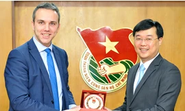 Anh Lê Quốc Phong (bên phải) – Ủy viên dự khuyết BCH T.Ư Đảng, Bí thư T.Ư Đoàn tặng logo huy hiệu Đoàn TNCS Hồ Chí Minh cho ông Vandenkendelaere 