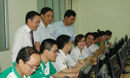 Lãnh đạo Đoàn khối doanh nghiệp T.Ư kiểm tra phần thi của thí sinh ngày 10/6