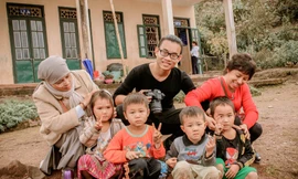 Sinh viên Chu Đức Trung cùng các trẻ em vùng cao