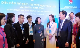 Trưởng ban Dân vận Trung ương Trương Thị Mai và Bí thư thứ nhất T.Ư Đoàn Lê Quốc Phong trao đổi với các đại biểu. Ảnh: Xuân Tùng