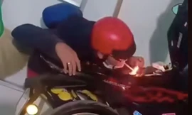 Châm lửa bình xăng... mồi thuốc lá, nam thanh niên nhận 'kết đắng'