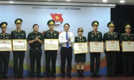 Anh Nguyễn Ngọc Lương - Bí thư T.Ư Đoàn tặng Bằng khen 20 gương mặt trẻ tiêu biểu, gương mặt trẻ triển vọng BĐBP năm 2017