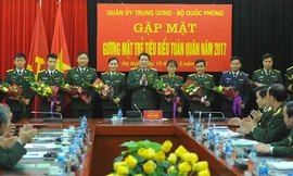 Thượng tướng Lương Cường - Bí thư T.Ư Đảng, Uỷ viên Thường vụ Quân uỷ Trung ương, Chủ nhiệm Tổng Cục Chính trị tặng hoa cho 10 gương mặt trẻ tiêu biểu toàn quân 2017