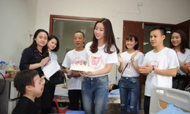 CLB Lễ tân, CLB Nghệ thuật T.Ư Đoàn tổ chức sinh nhật cho nhiều bệnh nhi sinh nhật tháng 4 đang điều trị tại Viện Huyết học và Truyền máu T.Ư, trong ngày làm việc tốt