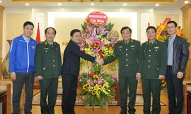 Bí thư thường trực T.Ư Đoàn Nguyễn Anh Tuấn tặng hoa chúc mừng Bộ Tư lệnh Bộ đội Biên phòng (Ảnh: Ban Tuyên giáo T.Ư Đoàn)