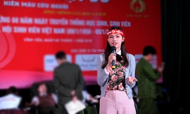 Á hậu Thanh Tú rạng rỡ trong ngày hội hiến máu Chủ nhật Đỏ 