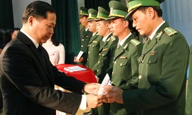 Tặng 60 sổ tiết kiệm cho các 'thầy giáo quân hàm xanh'