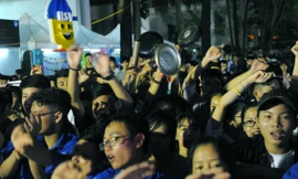 Cận cảnh sinh viên mang chảo, nắp xoong... quẩy