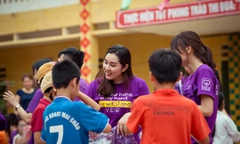 Cùng em đến trường tặng áo mới cho trẻ vùng cao