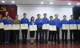 Bí thư T.Ư Đoàn Nguyễn Long Hải trao tặng Bằng khen cho 12 tập thể xuất sắc trong chương trình "Tiếp sức bà con nông dân Quảng Ngãi tiêu thụ dưa hấu" 