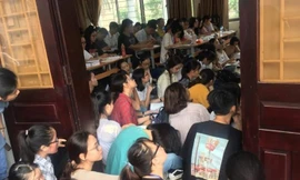 Bức ảnh sinh viên ngồi học tràn ra ngoài hành lang 'gây bão' mạng