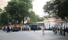 Nhiều người dân chờ vào viếng Chủ tịch nước Trần Đại Quang