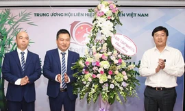 Ủy viên dự khuyết BCH T.Ư Đảng, Bí thư thứ nhất T.Ư Đoàn, Chủ tịch T.Ư Hội LHTN Việt Nam, Chủ tịch T.Ư Hội Sinh viên Việt Nam Lê Quốc Phong tặng hoa chúc mừng Cổng tri thức Thánh Gióng