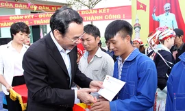 Đồng chí Nguyễn Văn Nên tặng quà cho nhân dân trên địa bàn xã A Mú Sung