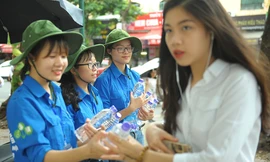 Áo xanh rạng rỡ tiếp sức thí sinh