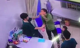 Hình ảnh cắt từ clip vụ bác sĩ Bệnh viện Xanh Pôn bị hành hung