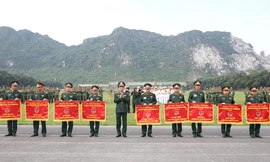 Thiếu tướng Ngô Minh Tiến - Phó Tổng tham mưu trưởng QĐND Việt Nam trao cờ tặng các đơn vị đạt kết quả cao trong hội thi.