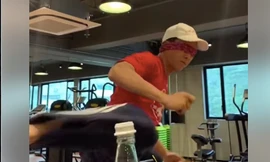 Cộng đồng mạng 'sục sôi' clip Chung Tử Đơn nâng độ khó thử thách đá nắp chai