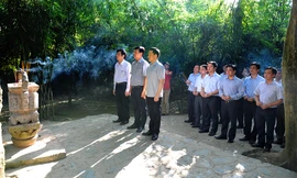 Đoàn công tác T.Ư Đoàn dâng hương tại Lán Nà Nưa - Khu di tích lịch sử Quốc gia đặc biệt Tân Trào (Tuyên Quang)