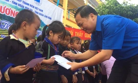 Bí thư T.Ư Đoàn, Chủ tịch T.Ư Hội LHTN Việt Nam Nguyễn Phi Long tặng quà trong chương trình "Cùng tôi đến trường" cho học sinh Kim Nọi