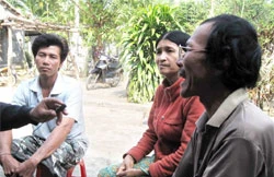 Phụ huynh của 3 học sinh mất tích tỏ ra vô cùng lo lắng Ảnh: Đức Huy (Thanh Niên)