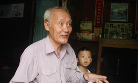 Ông Duy mở sổ kẹp thư cảm ơn của bệnh nhân