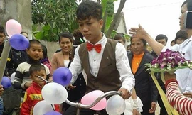 Rước dâu bằng xe đạp ‘cà tàng’