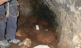 Các bình cổ 2000 năm tuổi được tìm thấy trong hang động trên vách đá Israel