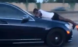 Người đàn ông nằm trên nắp ca-pô Mercedes đang chạy 112 km/h